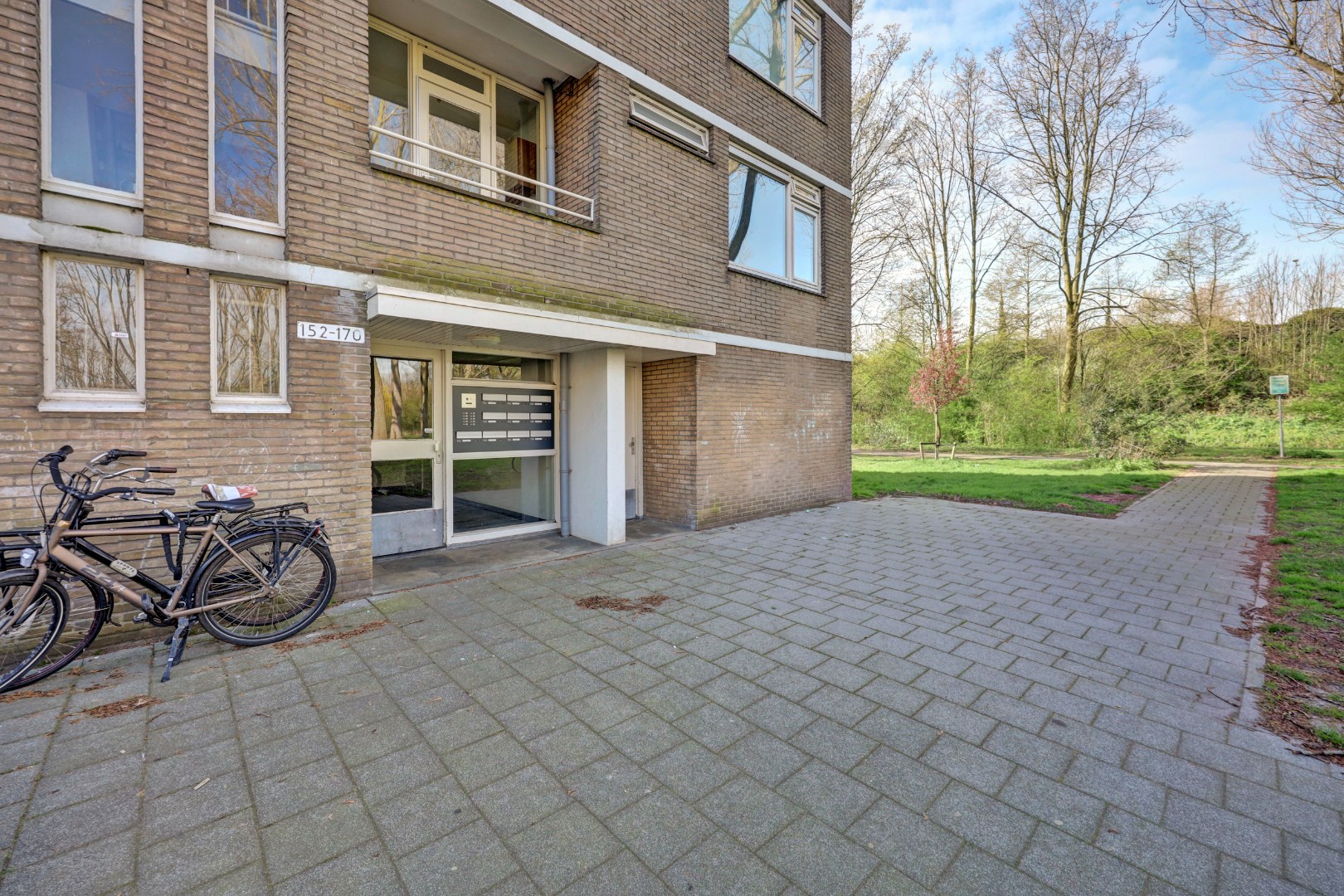 4-kamer appartement op de 1e verdieping, met 2 balkons, berging in de onderbouw en gelegen op eigen grond! 