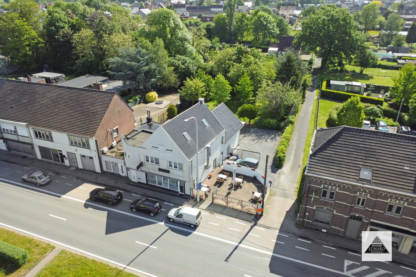 2  woongelegenheden met handelsruimte , grote tuin, 1448 m² 
