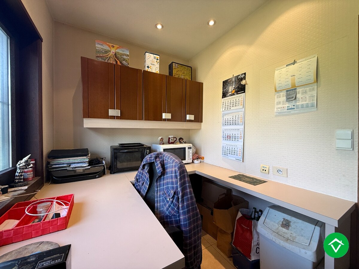 Rustig gelegen gelijkvloerse halfopen woning met 2 slpk's + dubbele garage 