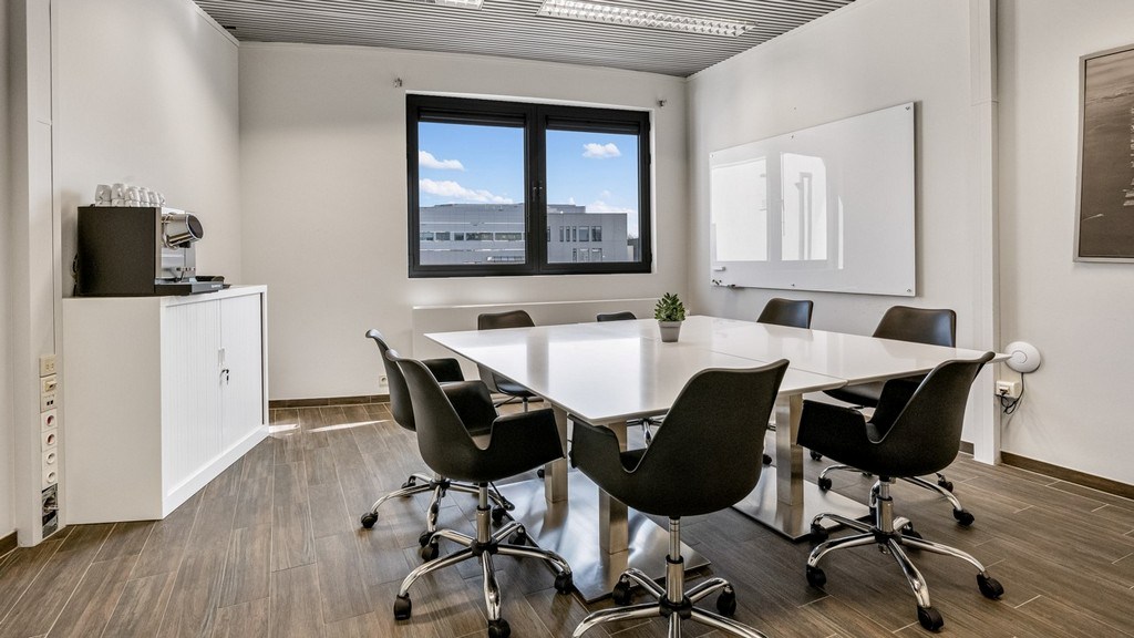 Standalone kantoorgebouw te koop in het industriepark Zwijnaarde