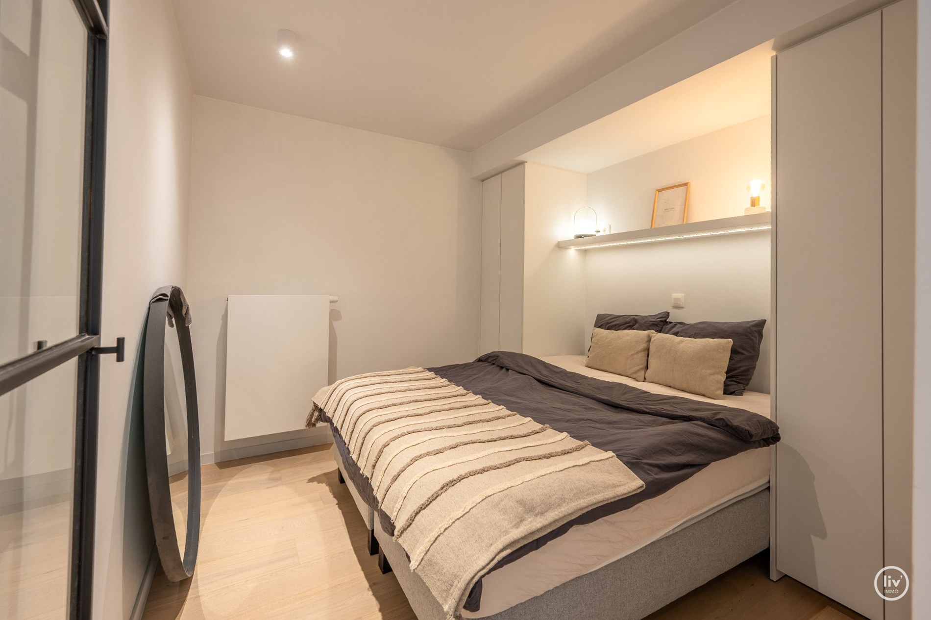 Prachtig gerenoveerd 2 slaapkamerappartement op een topligging in een zijstraat van de Kustlaan te Knokke. 