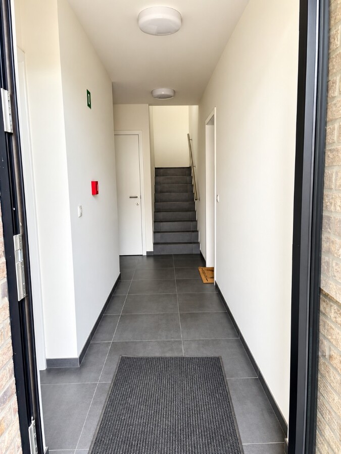 Comfortabel appartement met 3 slaapkamers, terras, tuin en carport. 