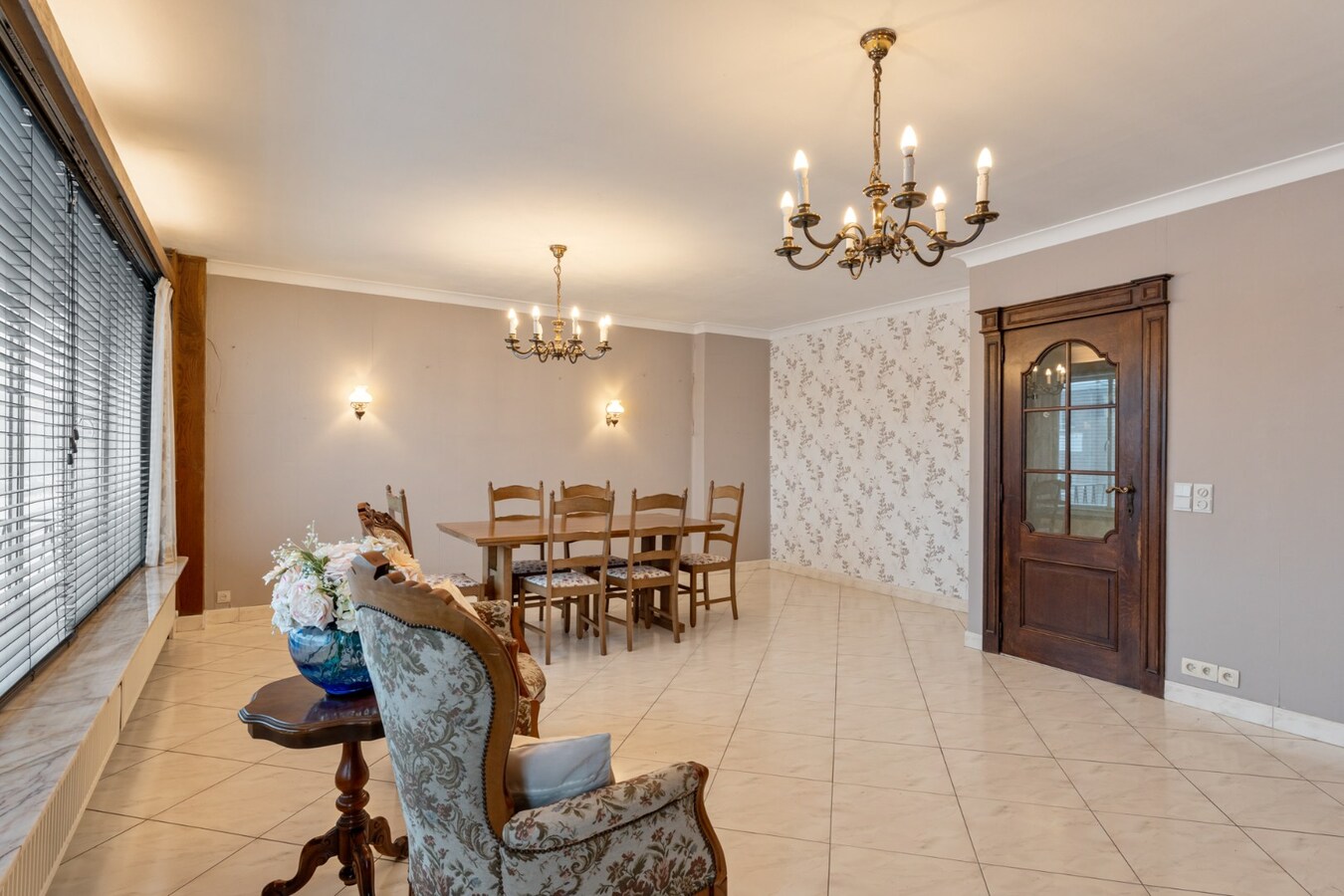 Centraal gelegen gebouw bestaande uit een handelspand op het gelijkvloers en een bovenliggend duplex-appartement! 