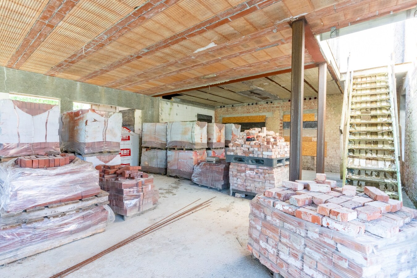 Nouvelle construction à parachever avec atelier, érigée sur 838m² ! SUPER POTENTIEL ! 