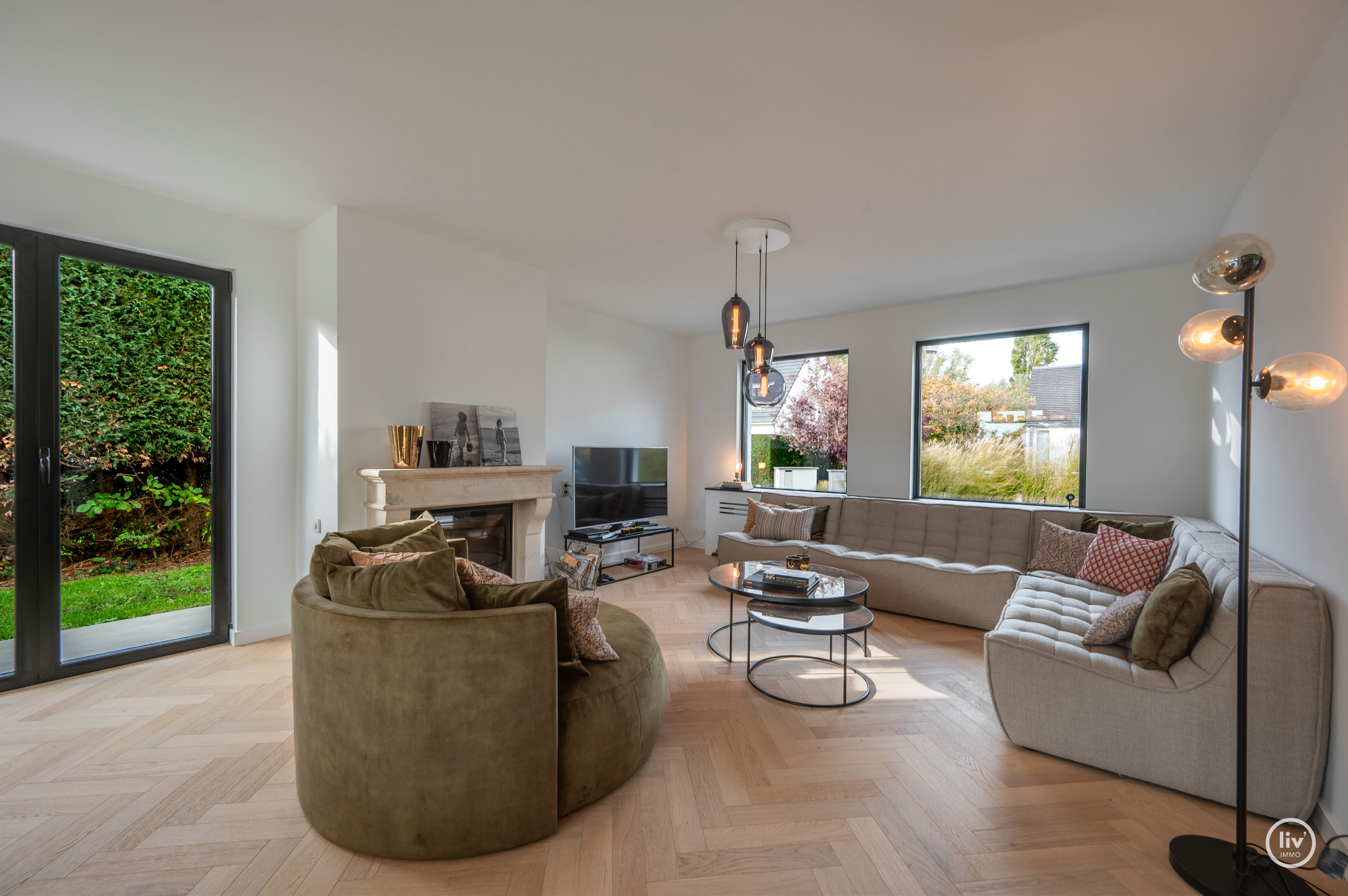 Magnifique villa rénovée avec toit de chaume, bien située près de Duinenwater à Knokke. 