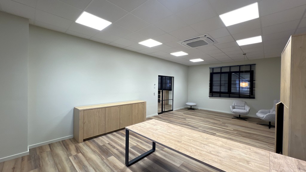 Loods met kantoor te huur in Europark-Noord te Sint-Niklaas