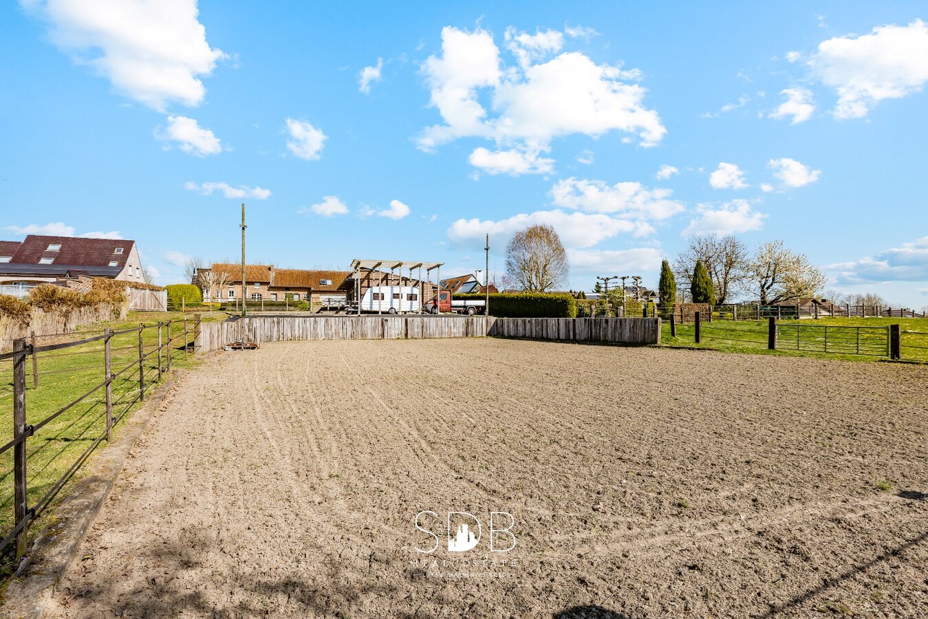 Landelijke woning met stalgebouw, buitenpiste en graslanden 