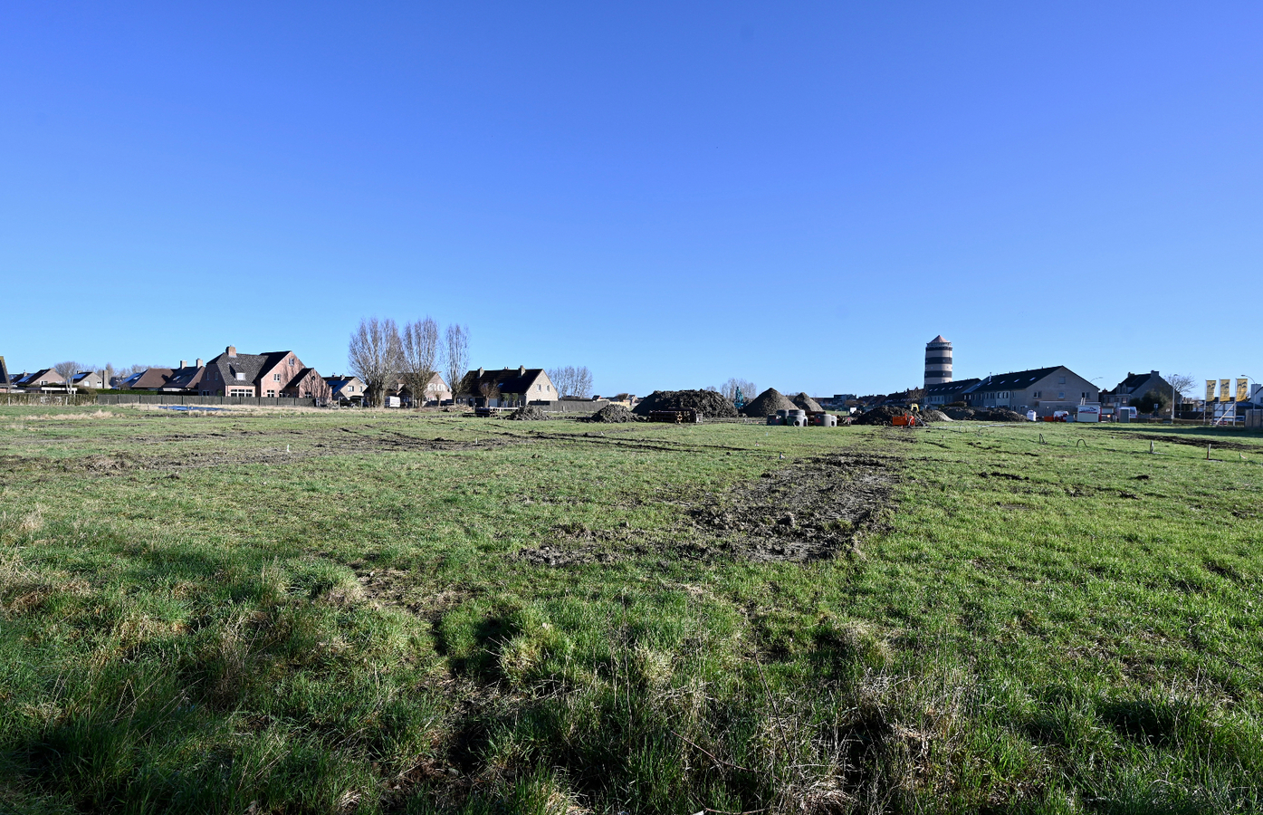 EIGENTIJDSE  RUIME WONING IN MOOIE VERKAVELING BREDENE 