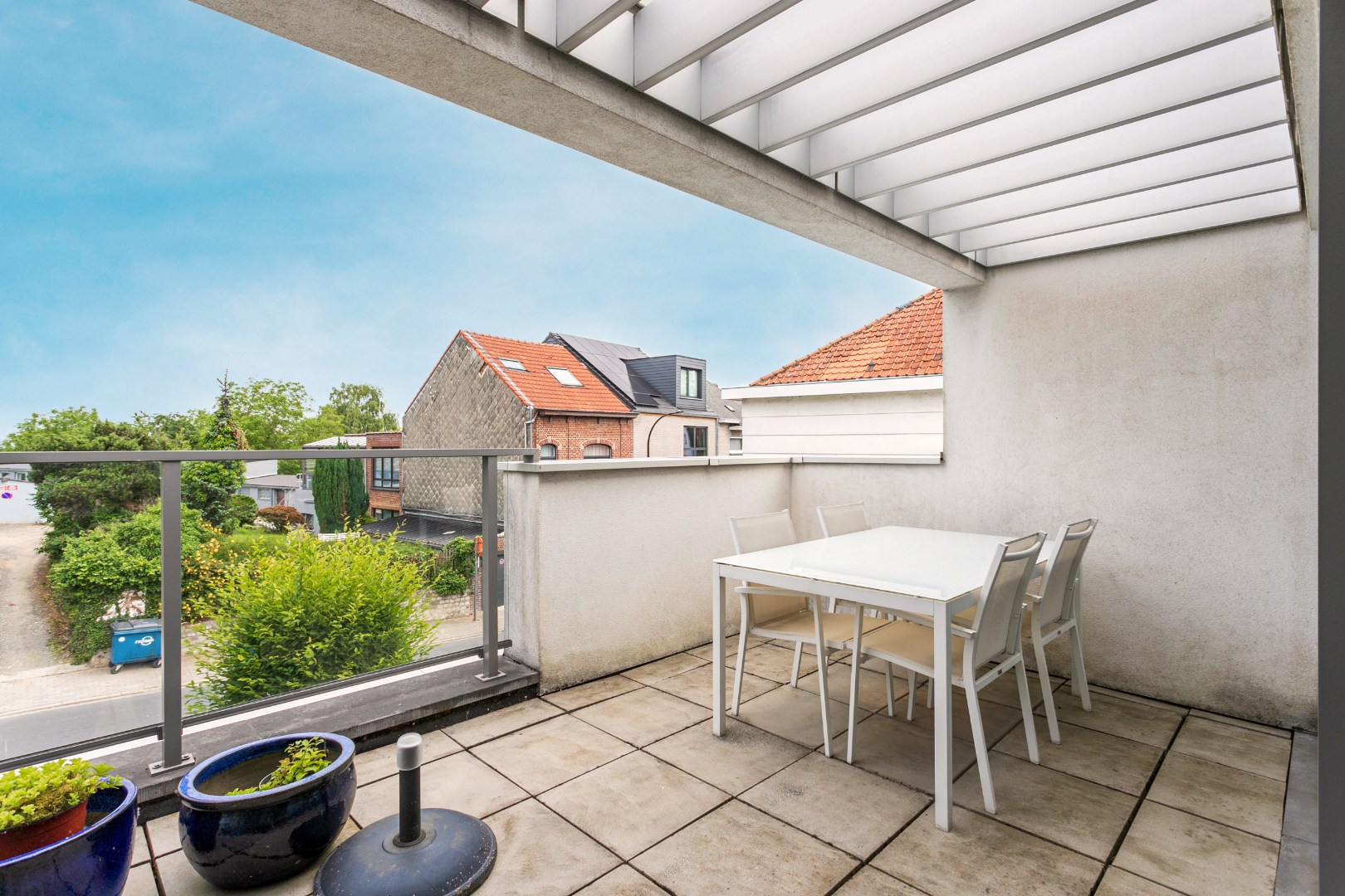 Instapklaar duplex app. met garageboxen te Beersel 