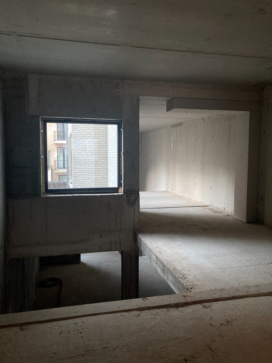 Local commercial avec mezzanine et beaucoup de luminosité situé dans une résidence neuve dans un emplacement de choix sur la Lippenslaan à Knokke. 