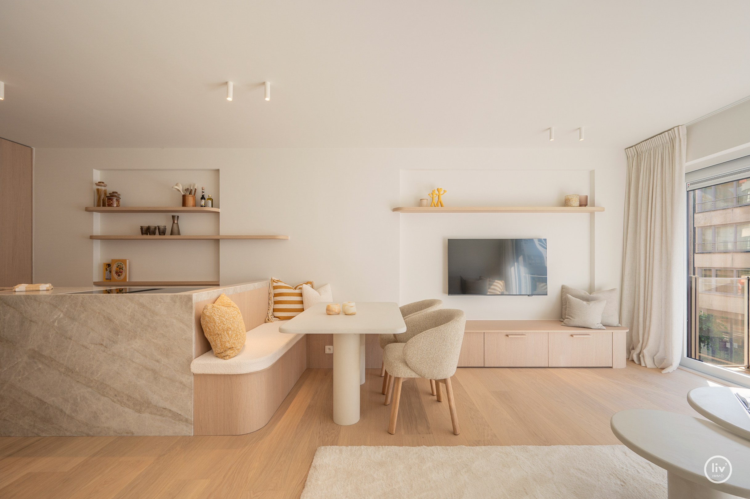 Luxueus gerenoveerd tweeslaapkamerappartement op toplocatie te Dumortierlaan. 