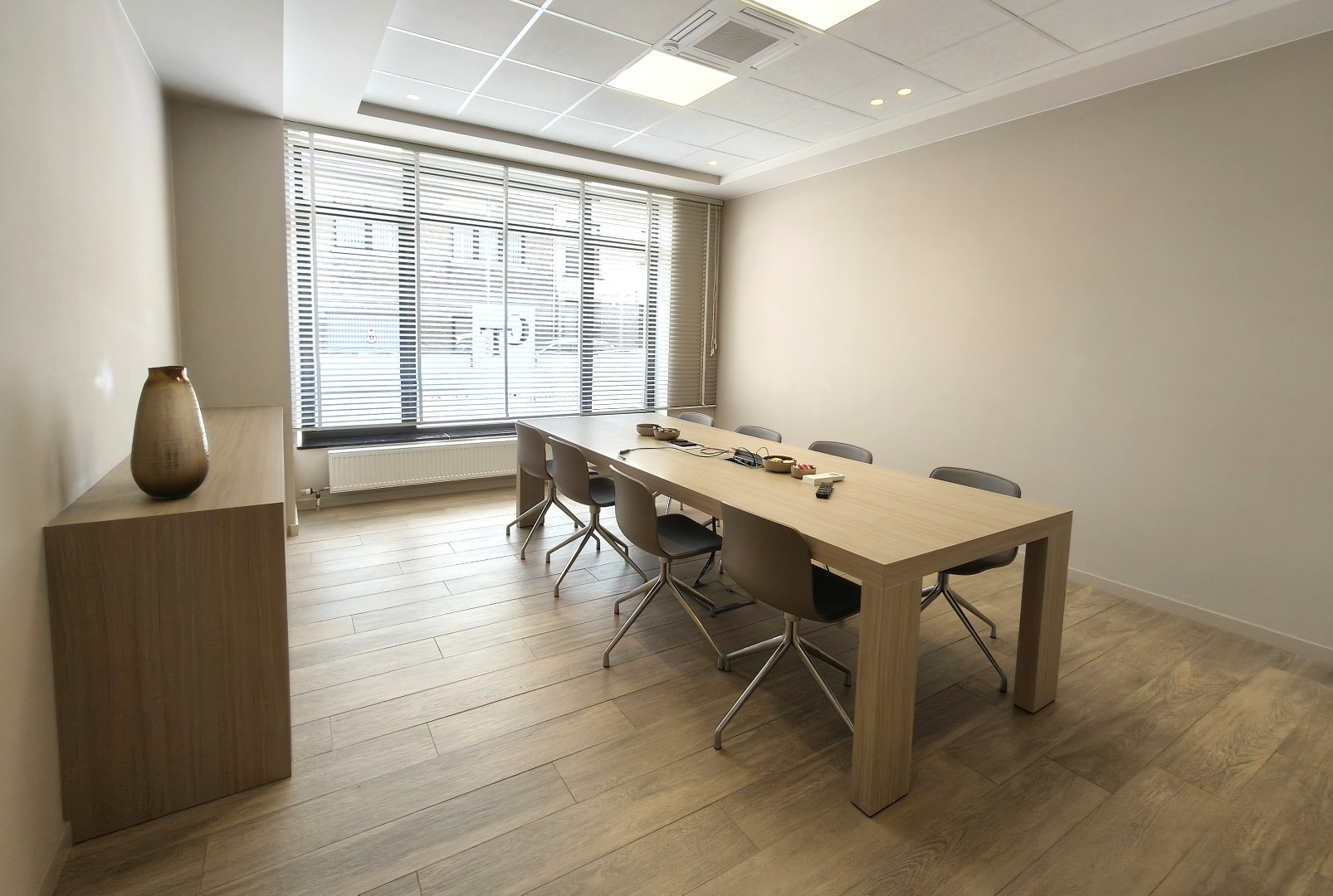 Modern en instapklaar kantoor (264 m²) in het centrum van Borgloon – inclusief 9 parkeerplaatsen 