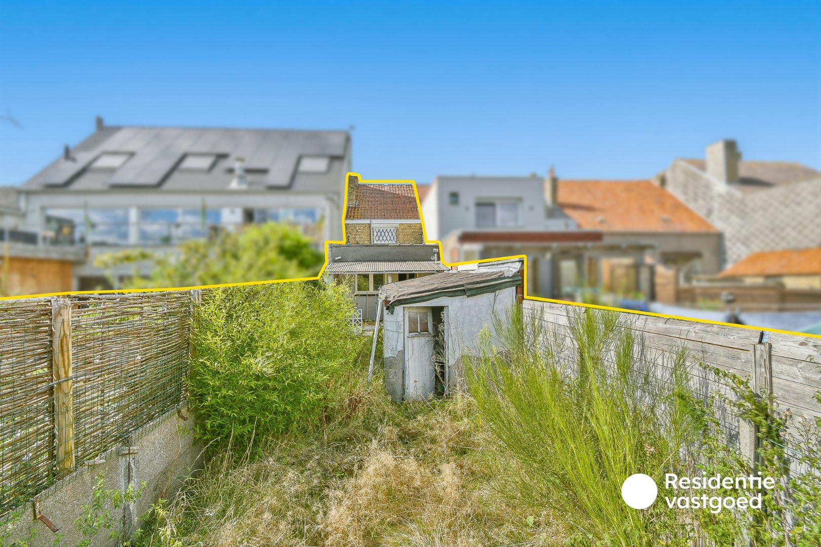 Te renoveren rijwoning met twee slaapkamers en tuin 