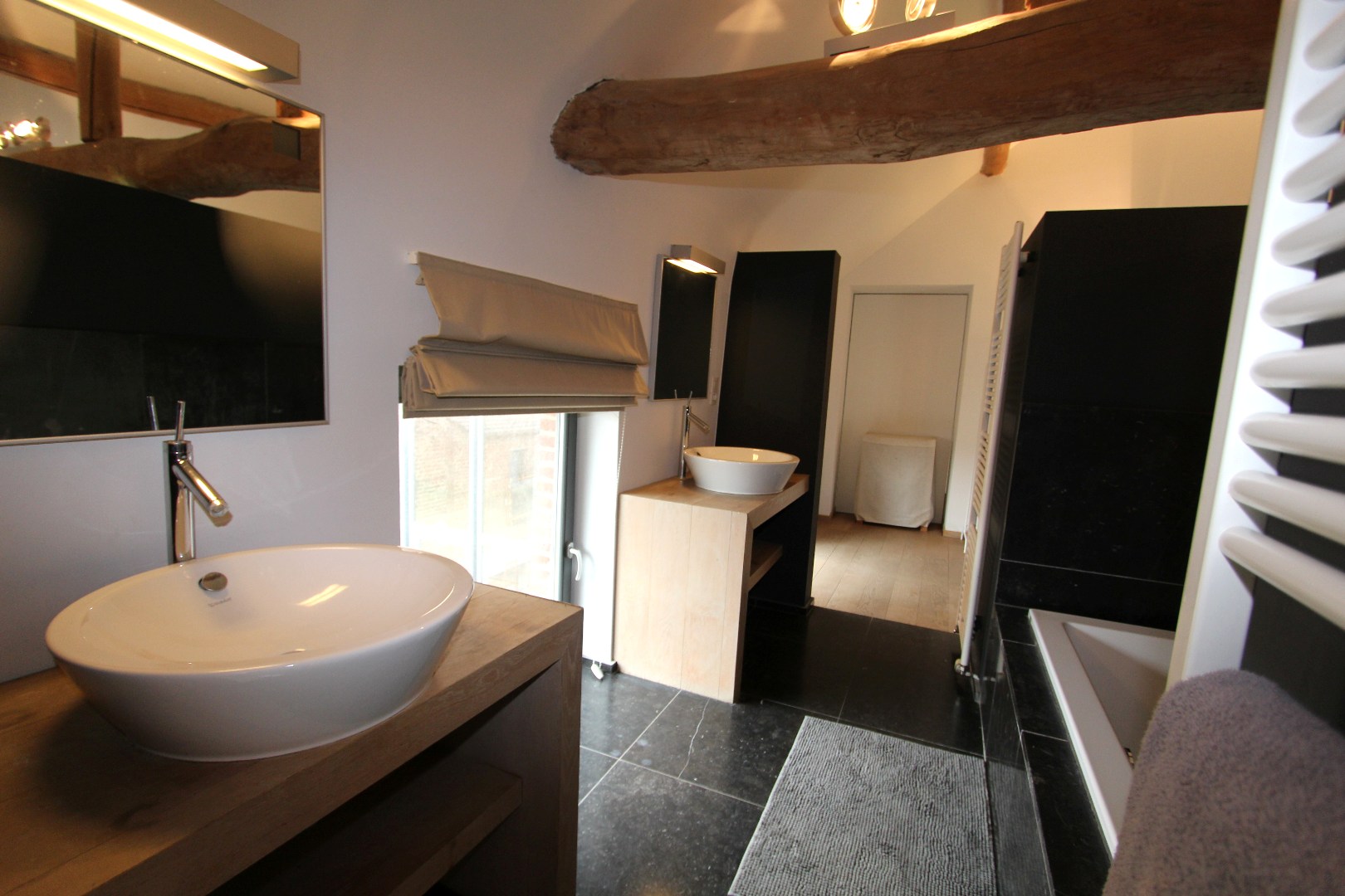 RUIME WONING VAN 390 m² MET GROTE TUIN EN ZWEMBAD 