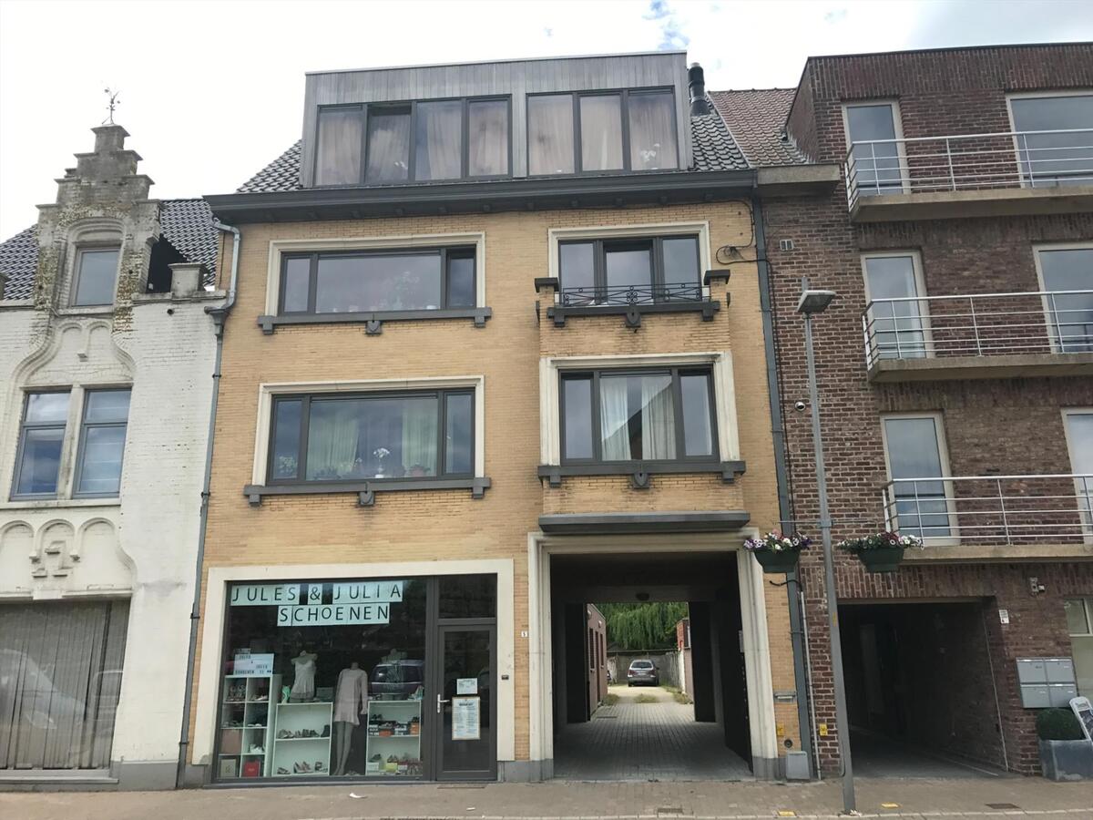 Welgelegen handelsruimte op markt in Houthulst 