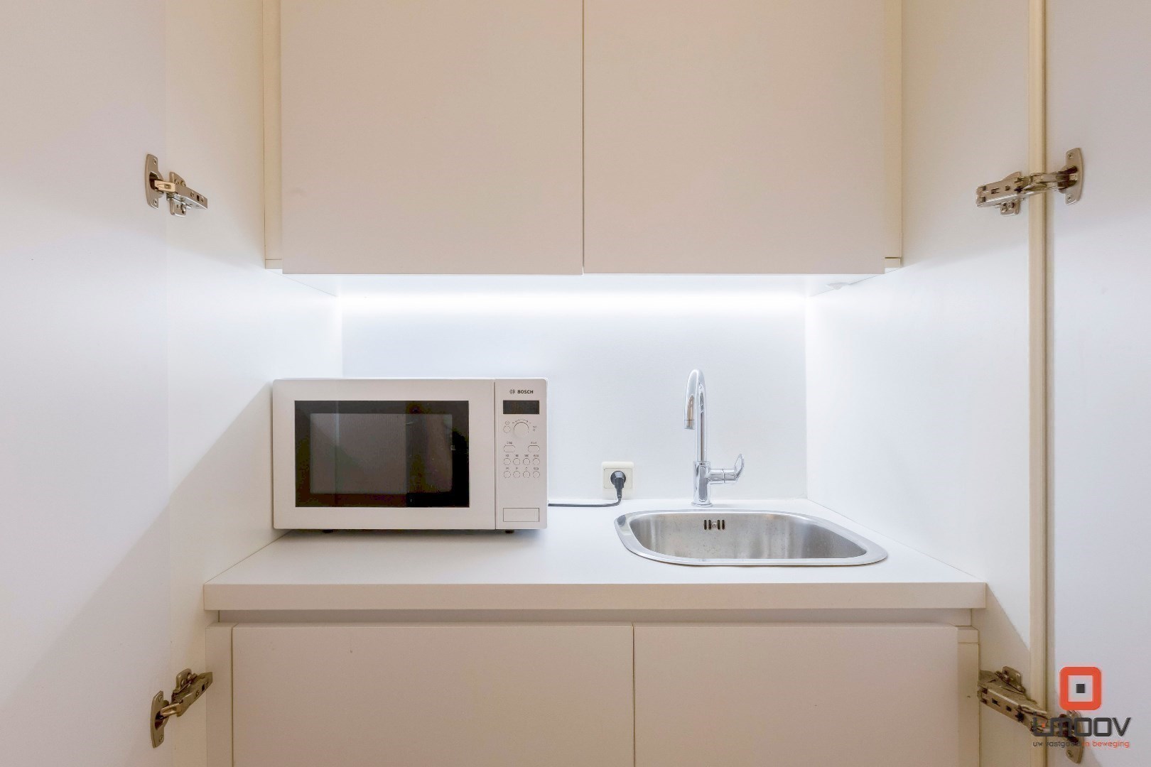 Modern en lichtrijk kantoor; praktijk- of winkelruimte op commercieel gunstige locatie 