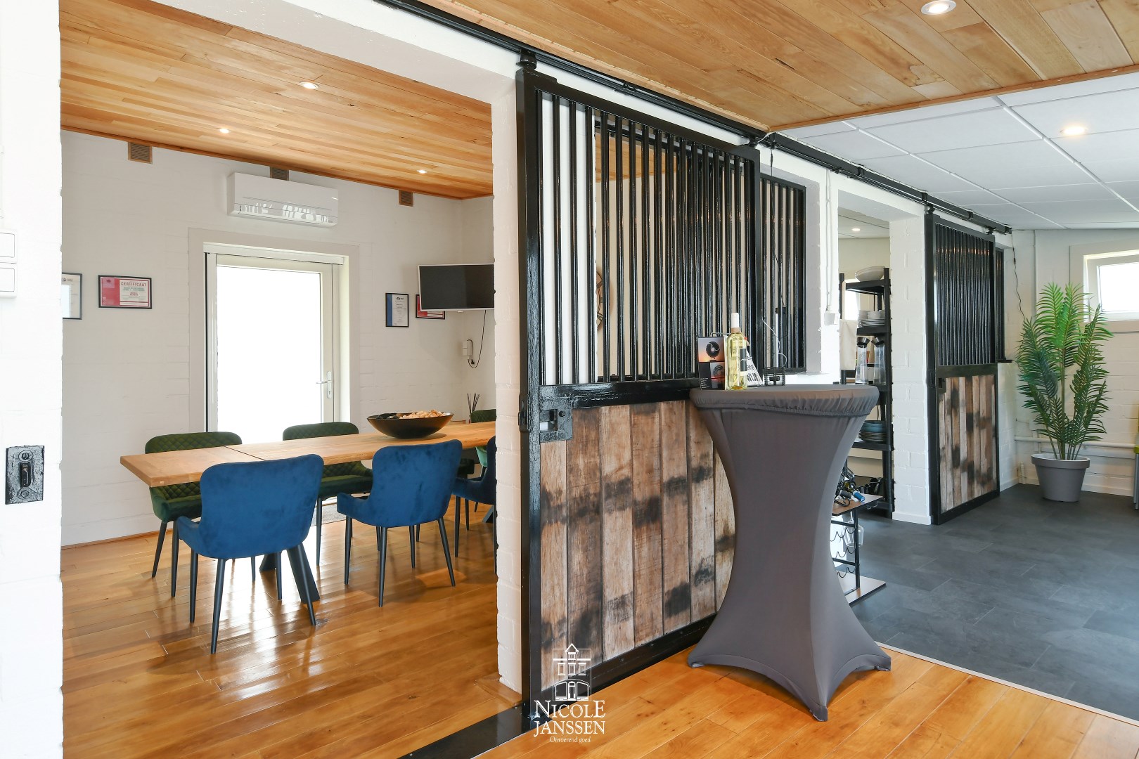 Het bijgebouw bestaat uit een vergaderruimte/eetruimte, bar, toilet en praktische keukenblok 