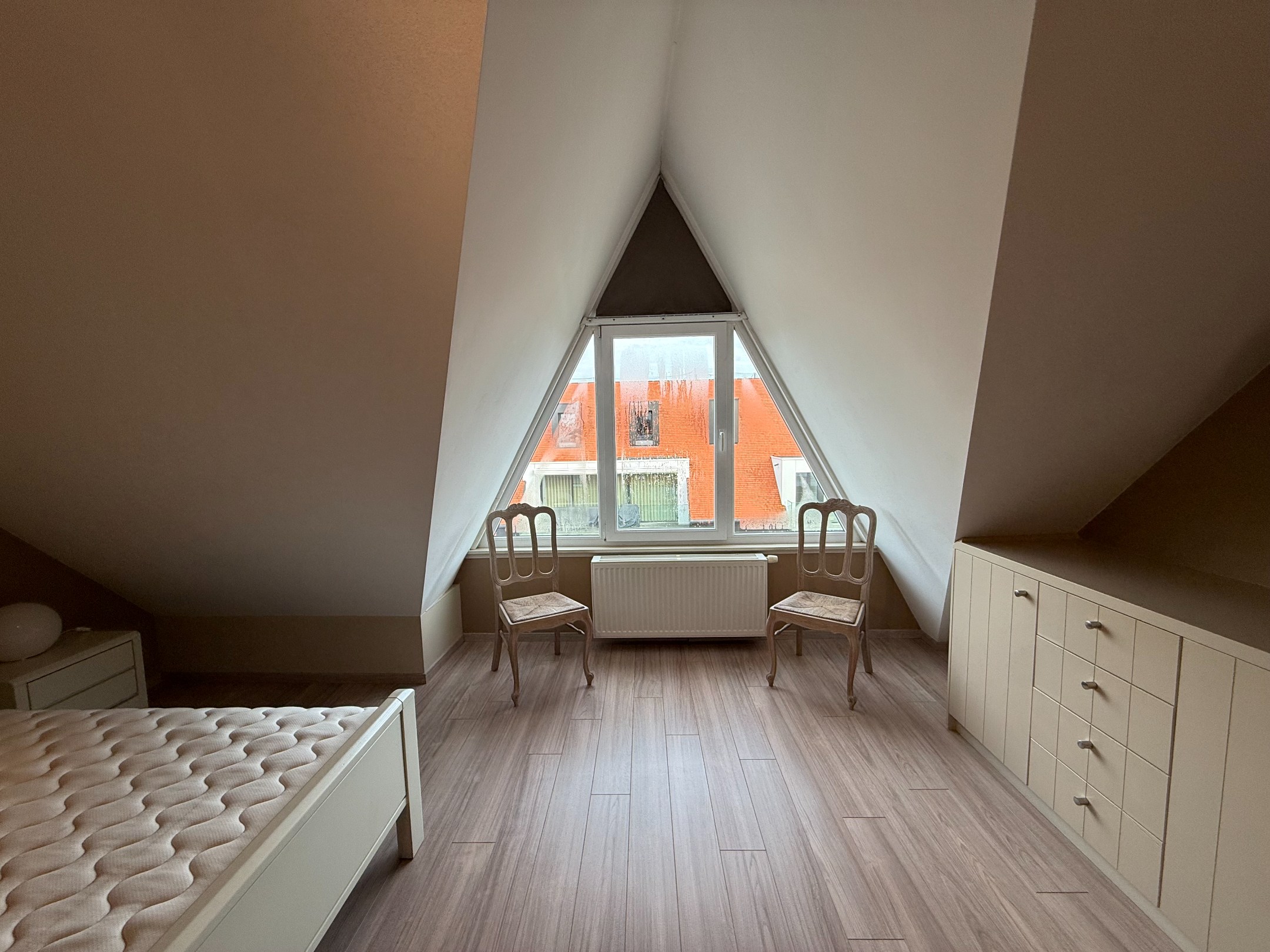 Meublé - Appartement en duplex avec trois chambres et de grandes terrasses situé au centre de Knokke. 