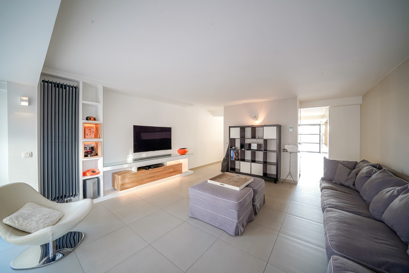 Ruime eengezinswoning in centrum Oudenburg met handelsruimte op gelijkvloers. 