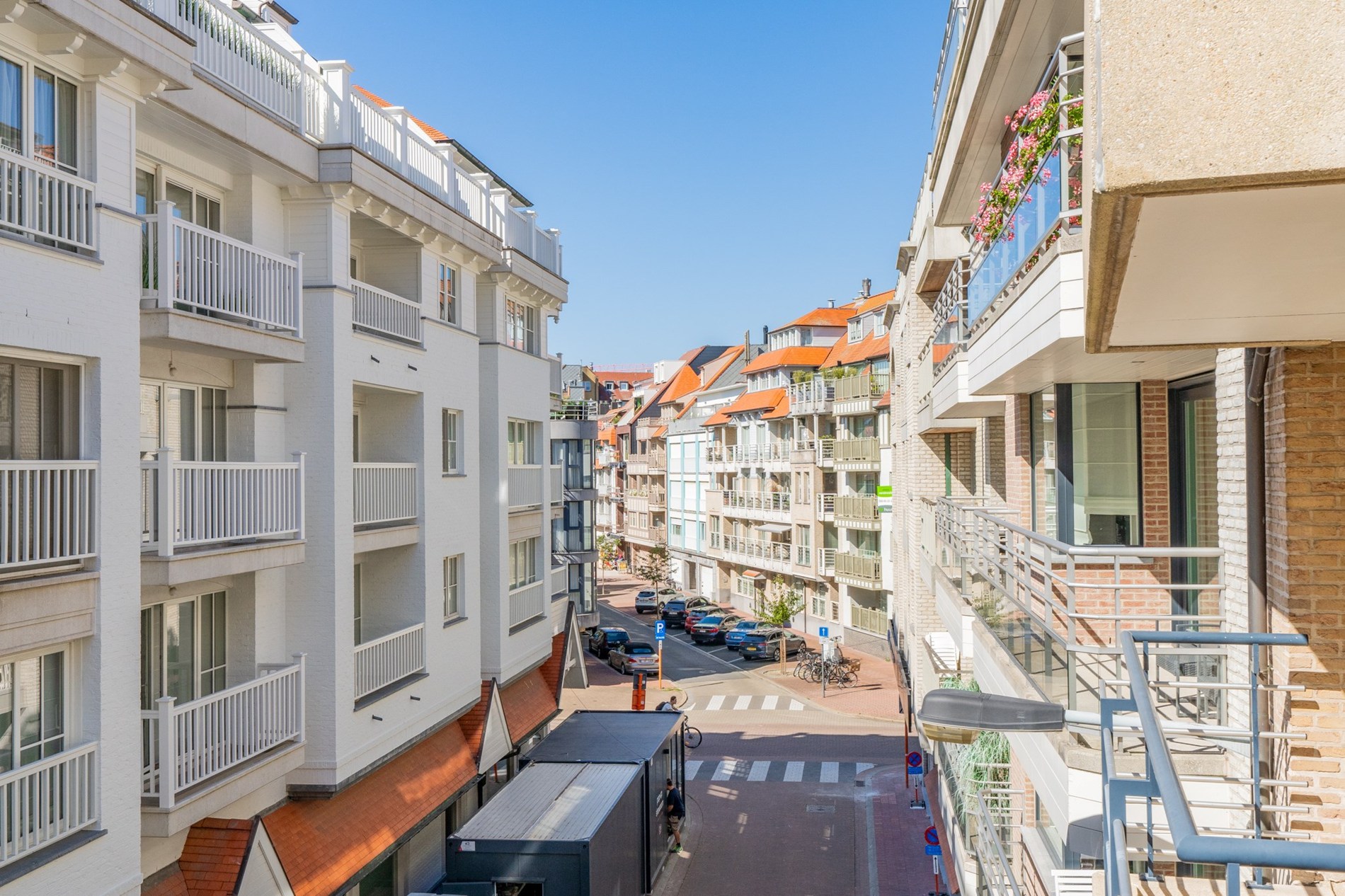 Prachtig gerenoveerd 1 slaapkamer appartement centraal gelegen in een rustige zijstraat van de Zoutelaan te Knokke. 