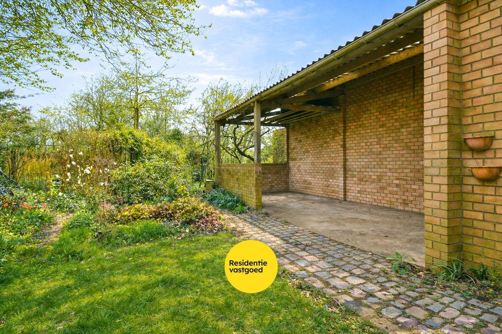 Te renoveren open bebouwing op ruim perceel van 1.300 m² met tal van mogelijkheden 