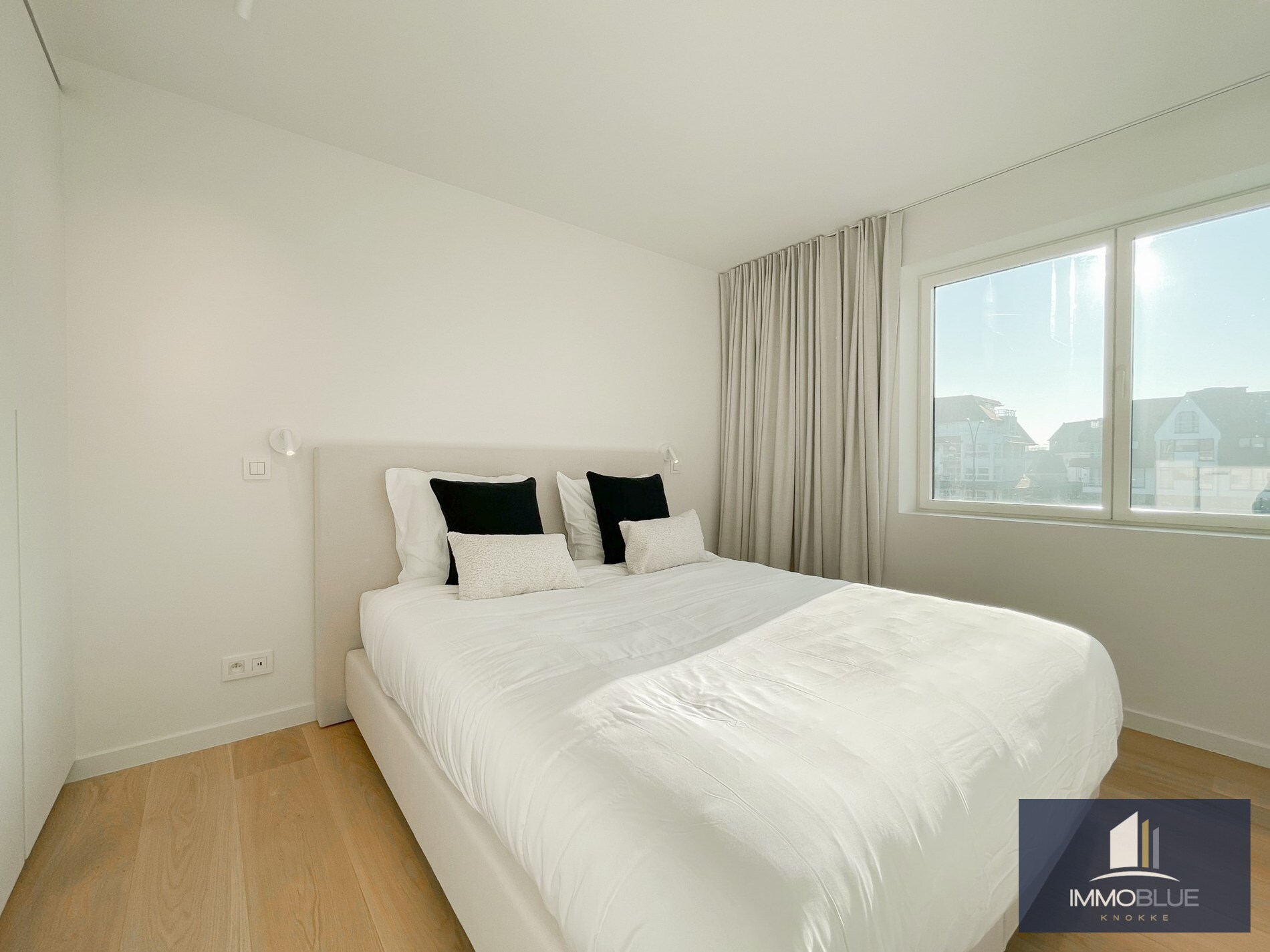 Exclusieve villa: Uitzonderlijk volledig gerenoveerde villa met frontaal zeezicht. 