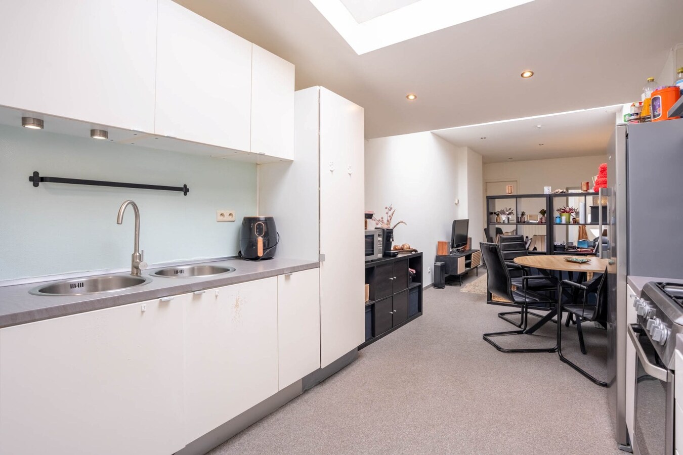 Een knusse rijwoning met tuintje en 3 slaapkamers, gelegen pal in het centrum van Maaseik. 