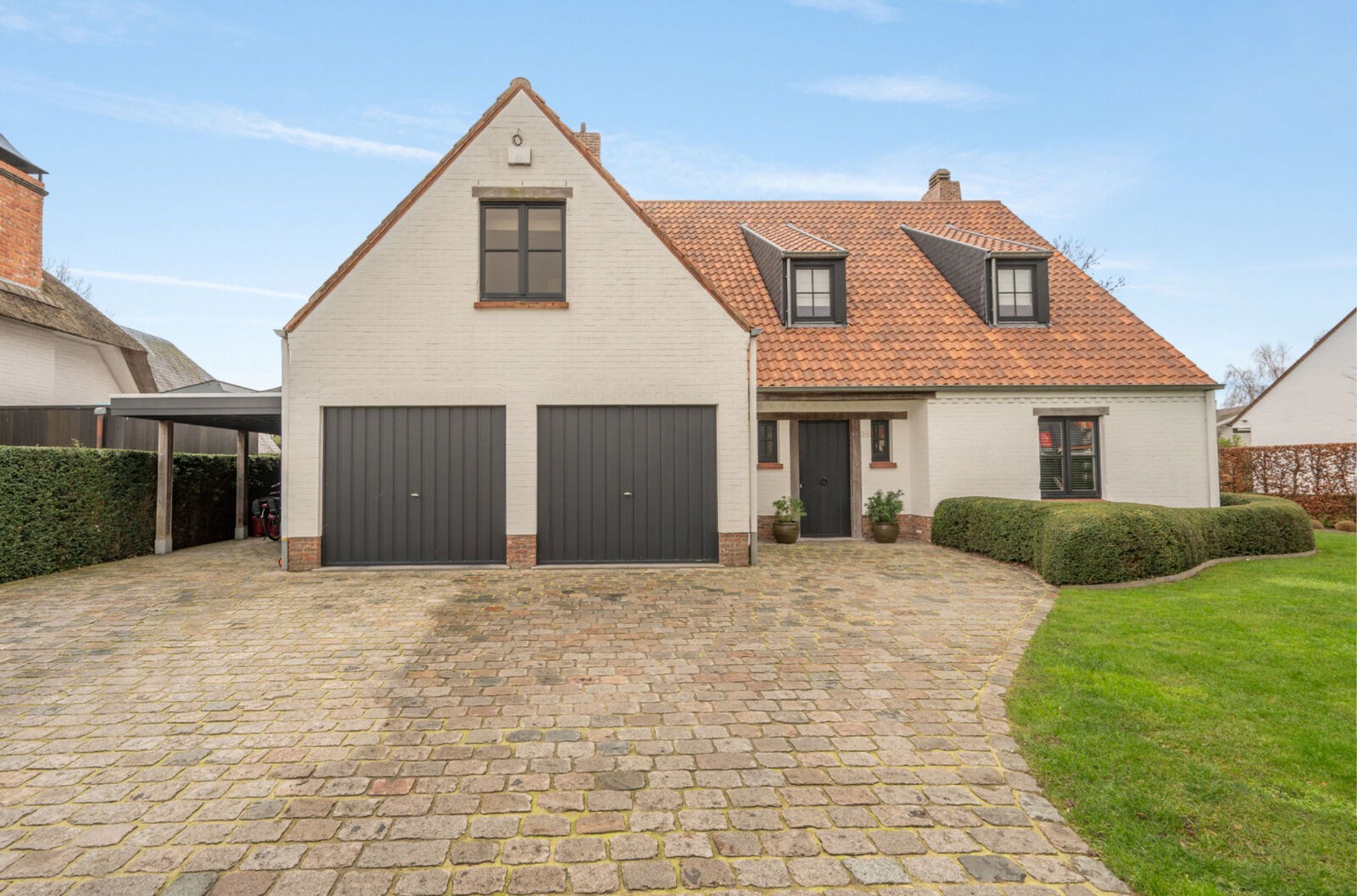 Prachtig gerenoveerde alleenstaande villa geniet van een uitstekende centrale ligging, op slechts enkele minuten van het centrum van Knokke. 