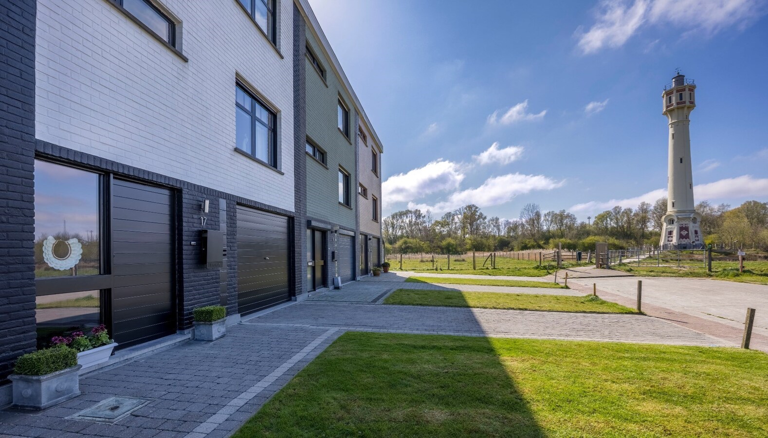 Knappe woning met weidse zichten, vlakbij het strand 