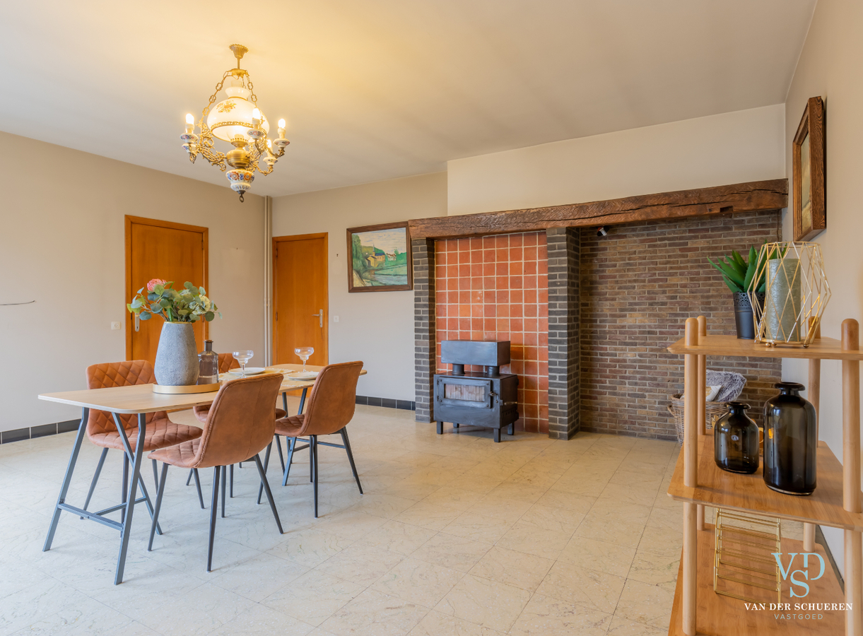 Degelijke, bijzonder ruime woning te Dikkelvenne. 