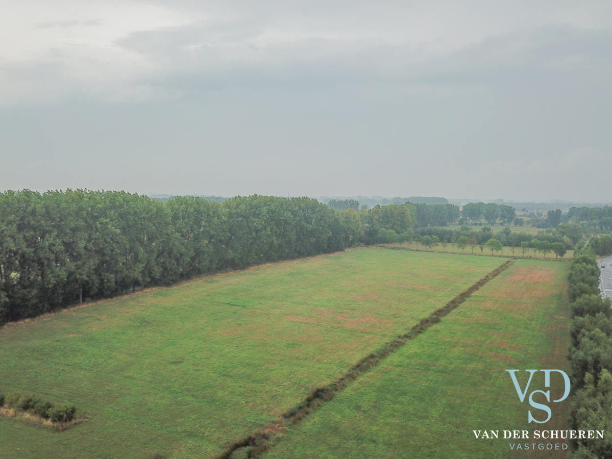 Bungalow met bijgebouw. 