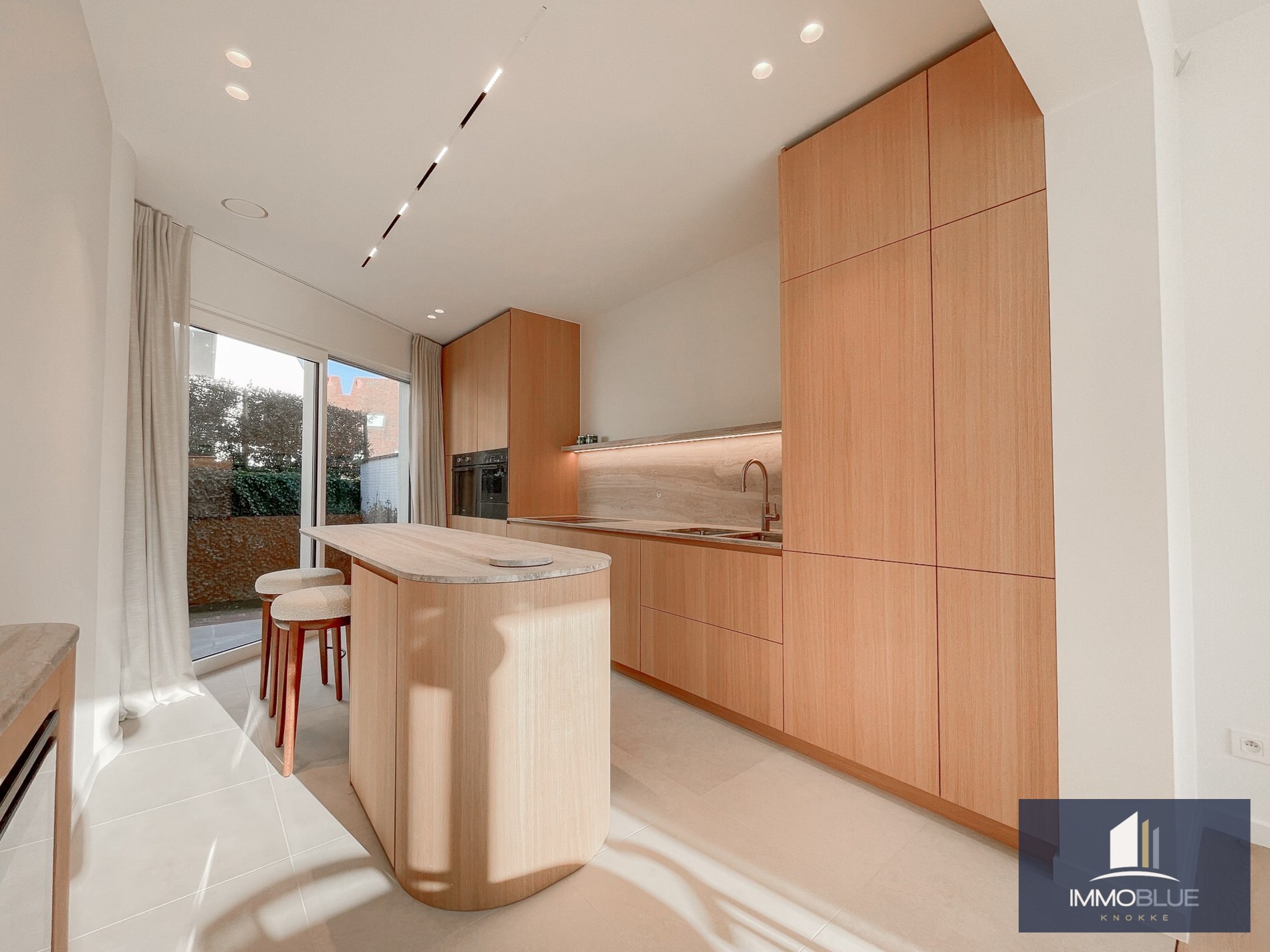 Exclusieve villa: Uitzonderlijk volledig gerenoveerde villa met frontaal zeezicht. 