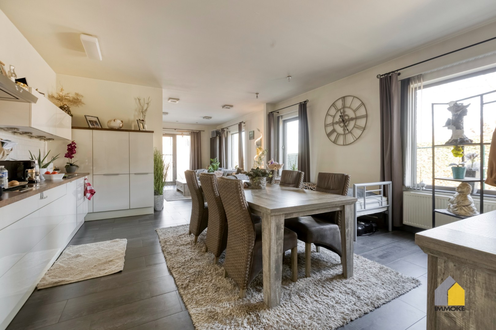 Gelijkvloers appartement (91 m²) in centrum met 1 slpk en parking. 