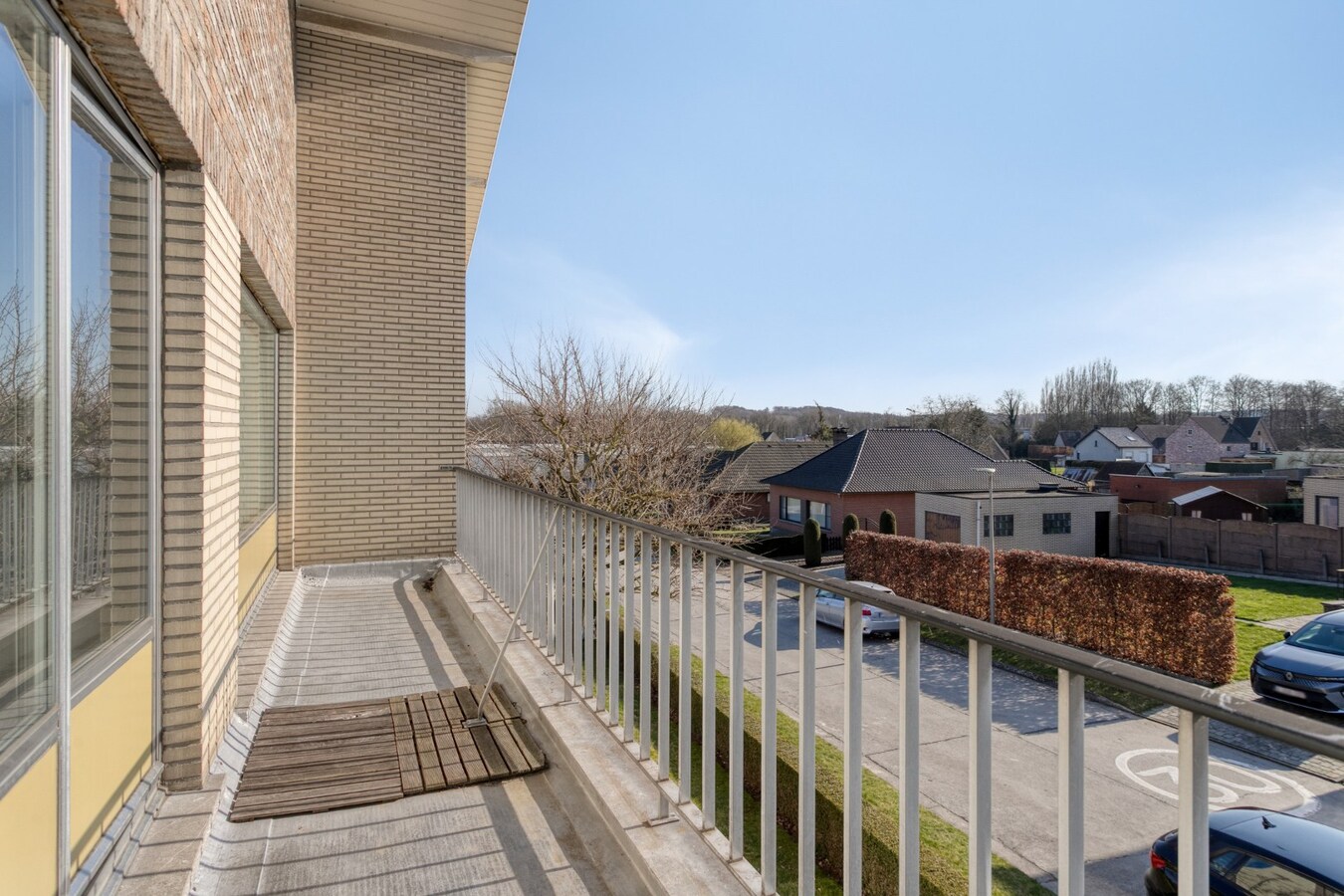 Ruime woning met 4 slaapkamers, veranda en volledig onderkelderd perceel (615 m²) 