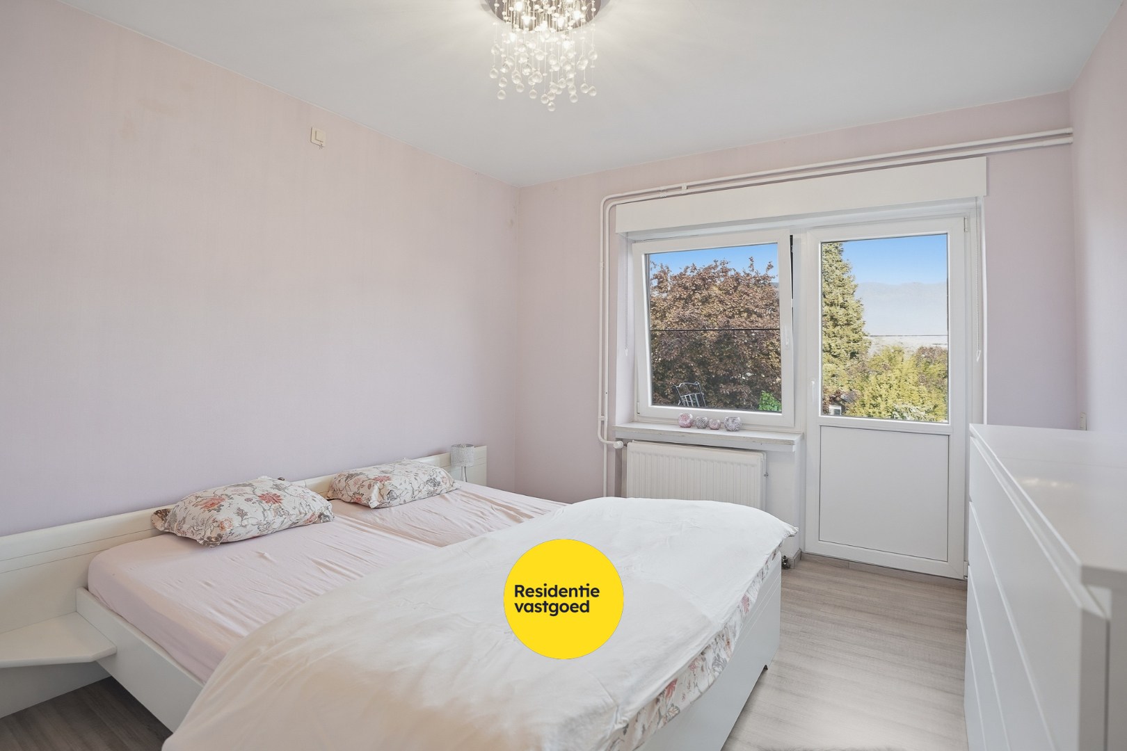 Instapklaar appartement met 2 slpks en garage te Sint-Andries! 