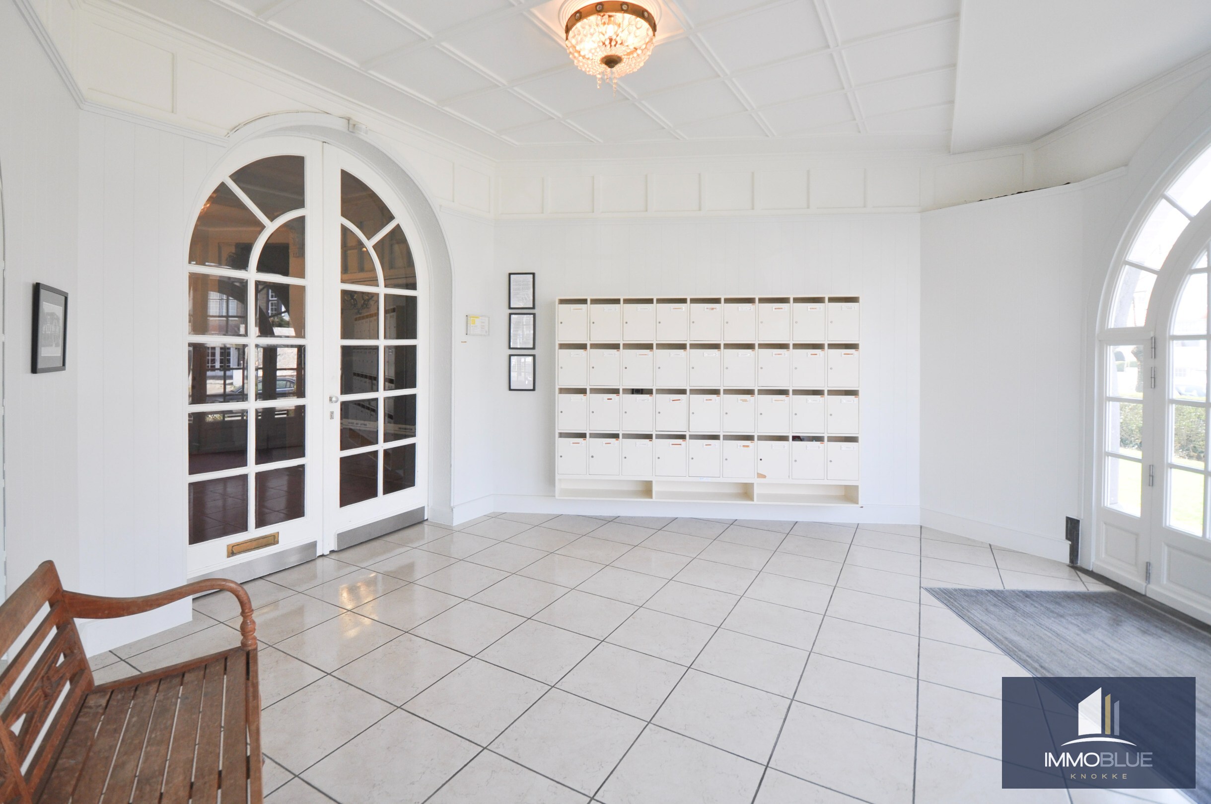 Sfeervol appartement gelegen in een iconische residentie op enkele stappen van het Albertplein.. 