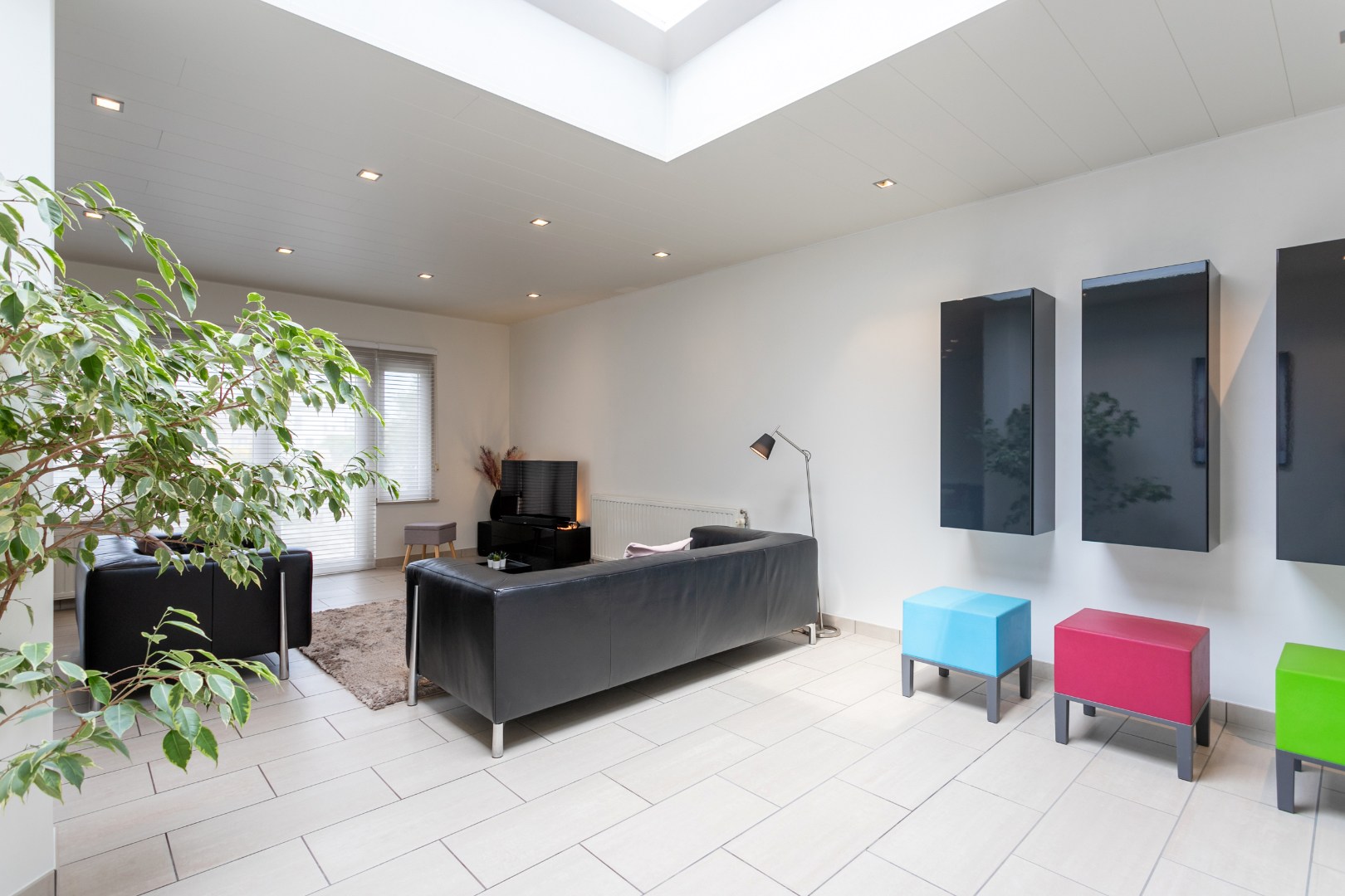 Deels gerenoveerde woning met tuin en garage op gunstige ligging te Halle 
