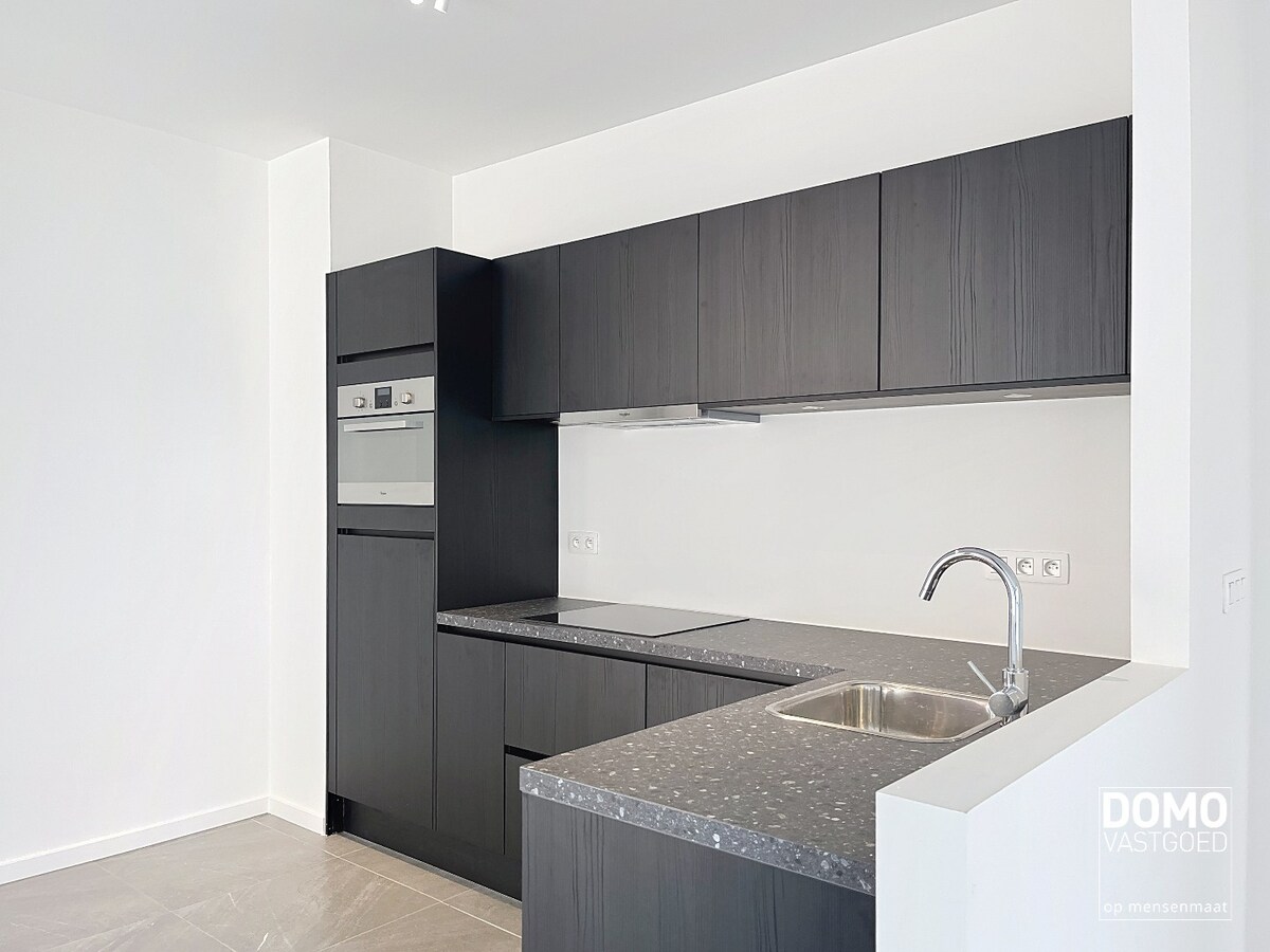 PRACHTIG APPARTEMENT MET ZONNIG TERRAS, 2 SLAAPKAMERS EN GARAGEBOX TE HUUR IN HET CENTRUM VAN HASSELT 