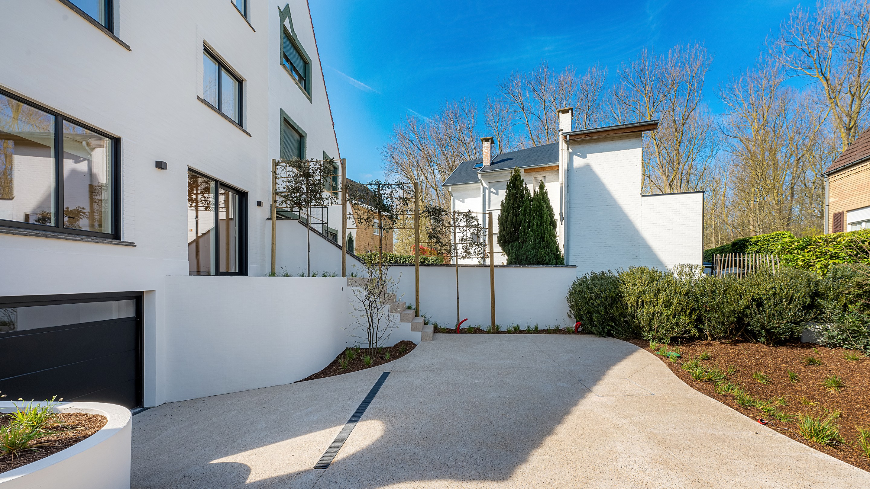 Op een uitmuntende locatie in Duinbergen, op wandelafstand van het strand en de duinen, bevindt zich deze prachtig en hoogwaardig gerenoveerde koppelvilla. 