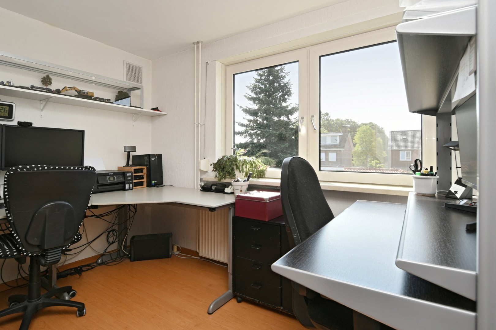 Verrassend ruim geschakeld/vrijstaand woonhuis met vier slaapkamers, inpandige garage en tuin met volop privacy in hartje Koningslust 