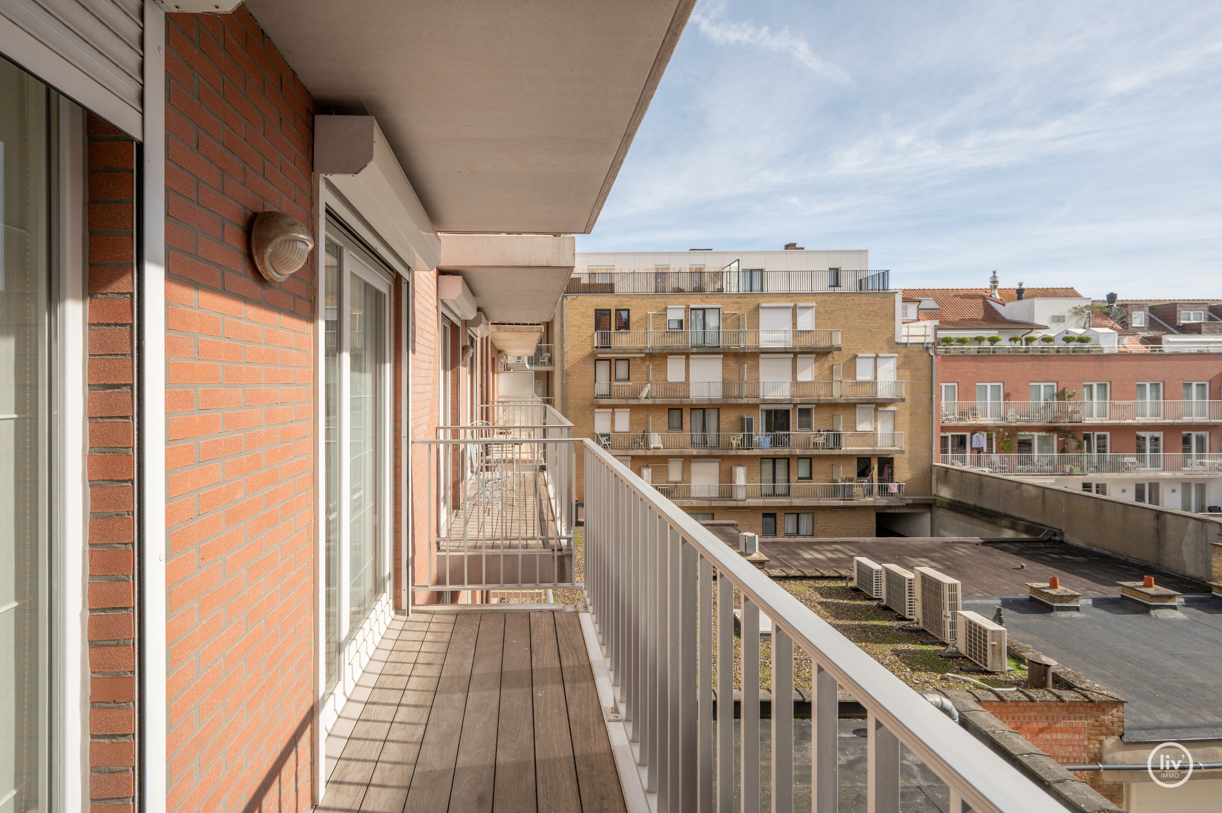 Appartement exceptionnellement spacieux avec une largeur de façade exceptionnelle et une superficie totale de 163 m², idéalement situé sur l'avenue Dumortier à Knokke. 