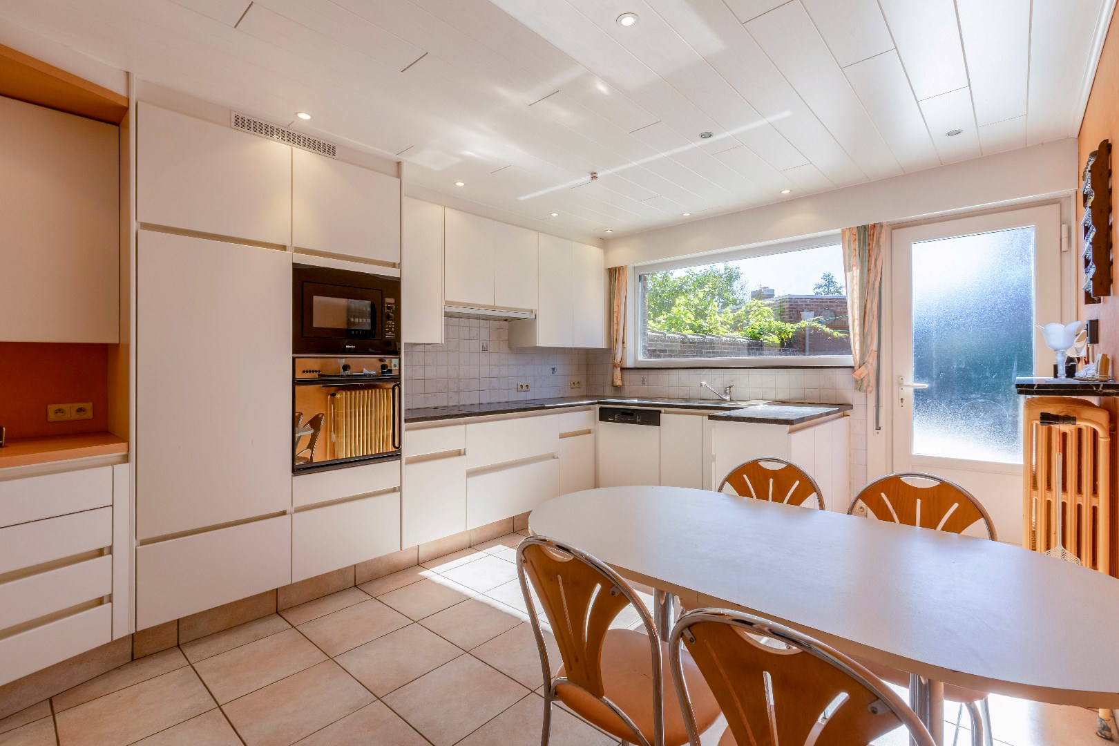 VERKOCHT - Ruime half open bebouwing met garage te Merelbeke 