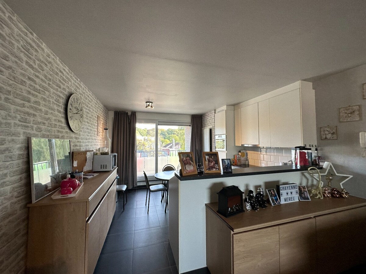 Ruim appartement met twee slaapkamers op de Markt van Houthulst 