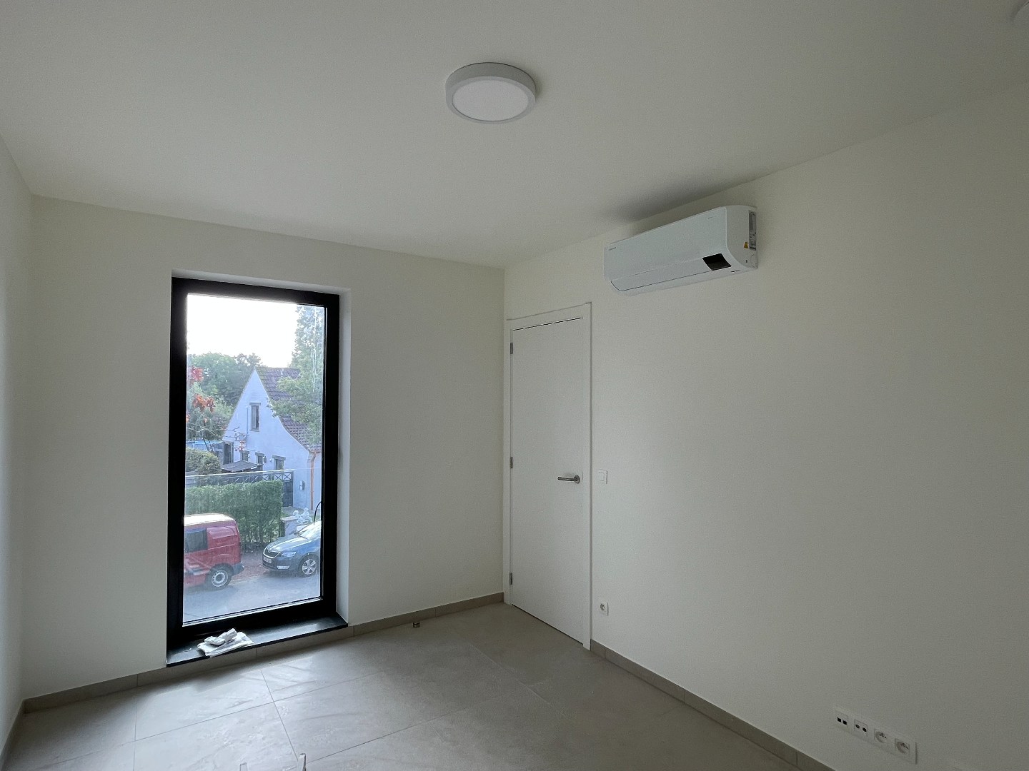 Nieuwbouwwoning met 3 slaapkamers inpandige garage , terras en tuin 