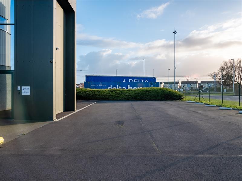 Bedrijfsgebouw met burelen en opslagruimte. 