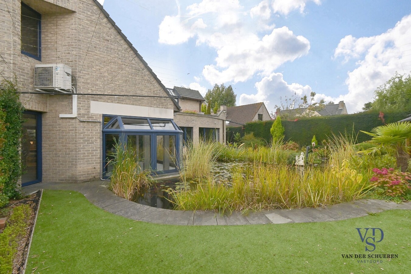 Ruim handelspand met penthouse in villastijl 