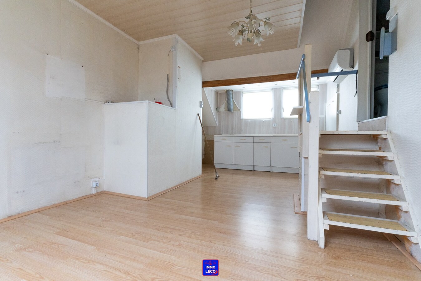 Espace de stockage de +/- 50m² avec emplacement pour une voiture 