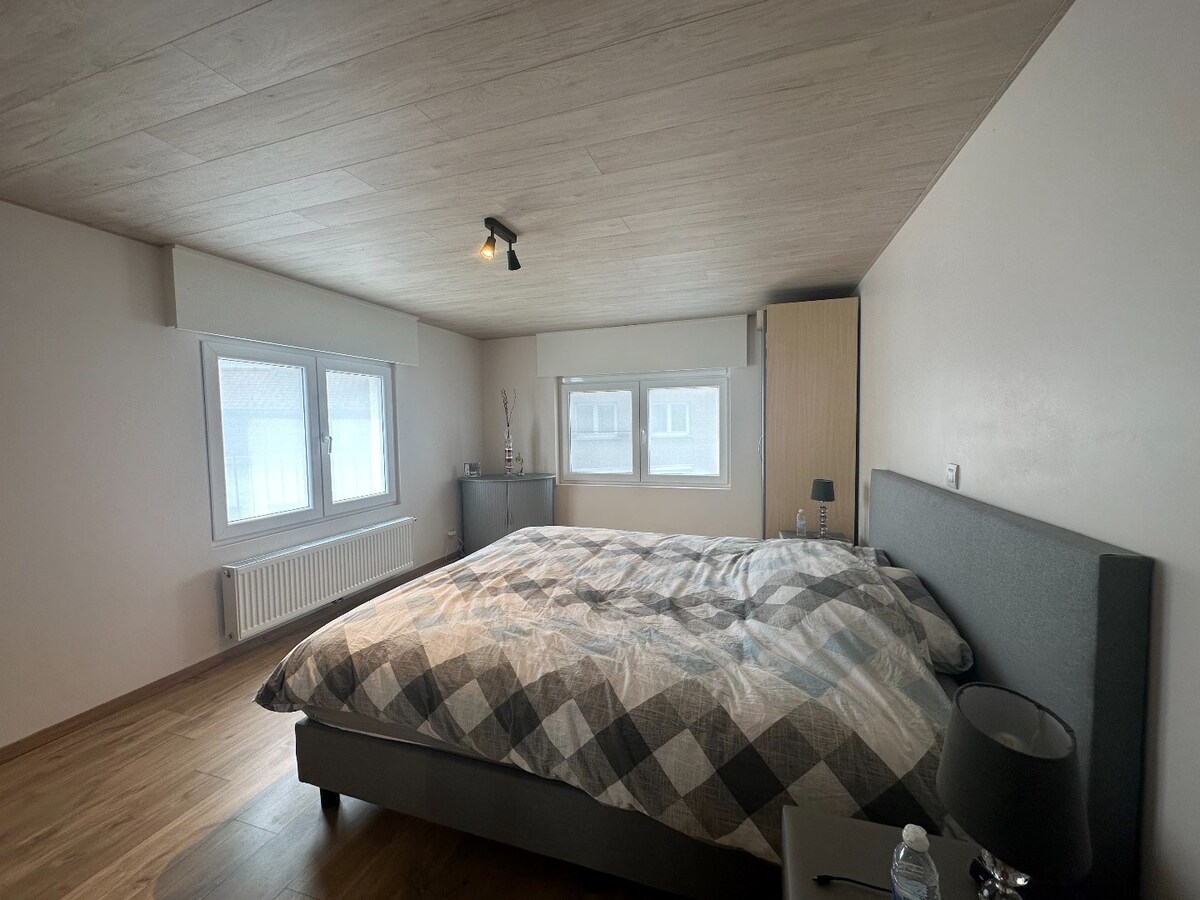 Verrassend ruime woning met 3 ruime slaapkamers en garage 