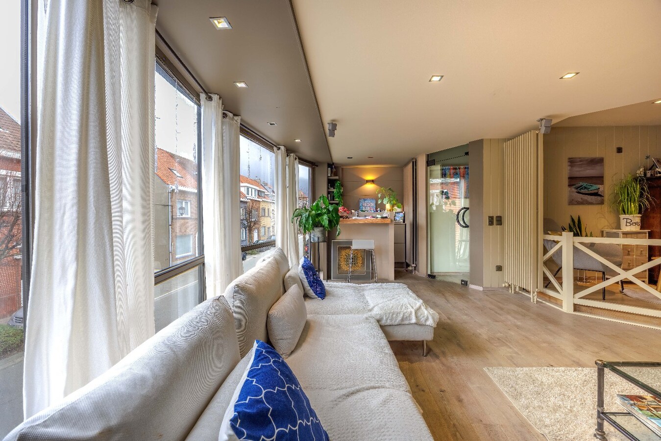 Ruime en veelzijdige bel-étagewoning met 5 slaapkamers, zuidgerichte terrassen en studio/praktijkruimte nabij de zeedijk. 