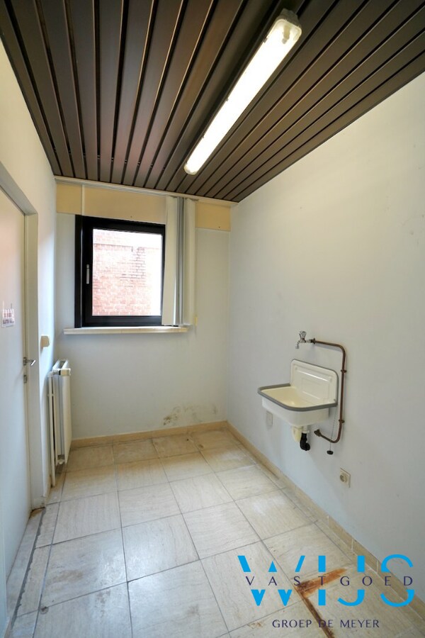 Ruim handelspand in de hoofdstraat van Ertvelde ! 